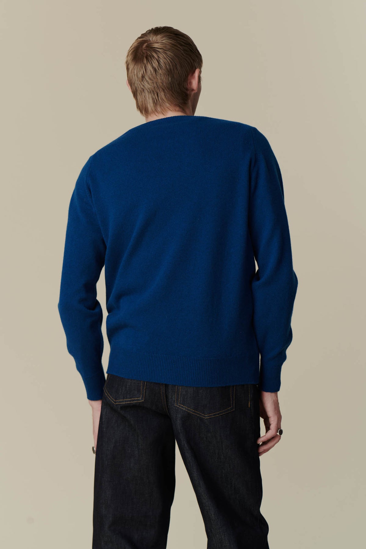 
            Back of white male wearing men&#39;s lambswool crew neck in bright blue