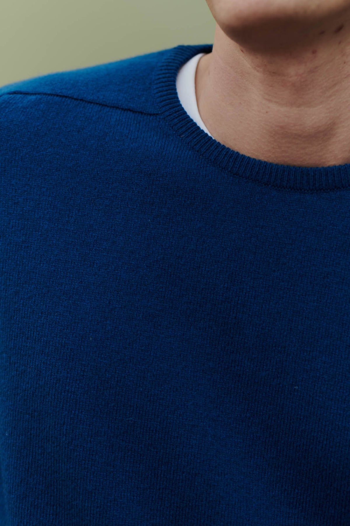 
            Men&#39;s lamsbwool saddle shoudler crew neck in bright blue