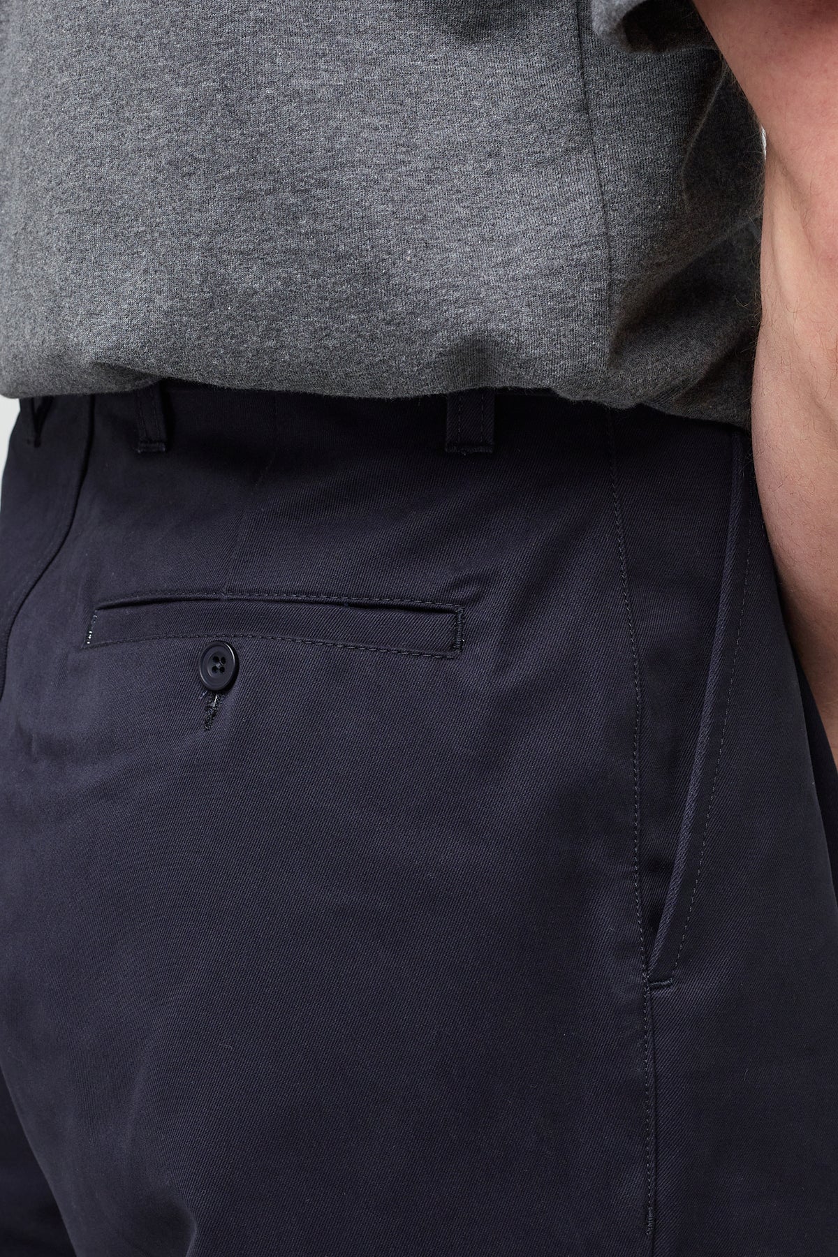 men's heavyweight pleated chino in navy back pocket