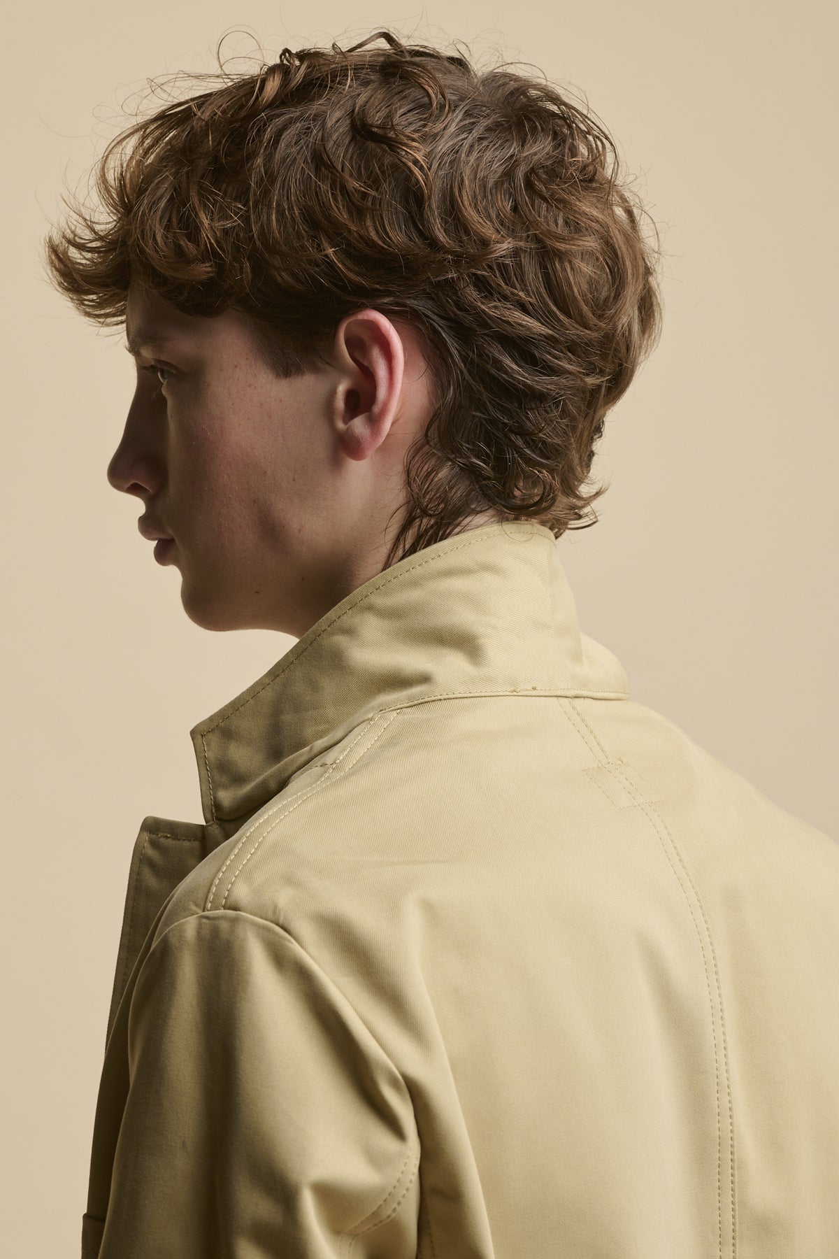 Close up of the back of male wearing Men's James Single Breasted Blazer in stone with the collar up