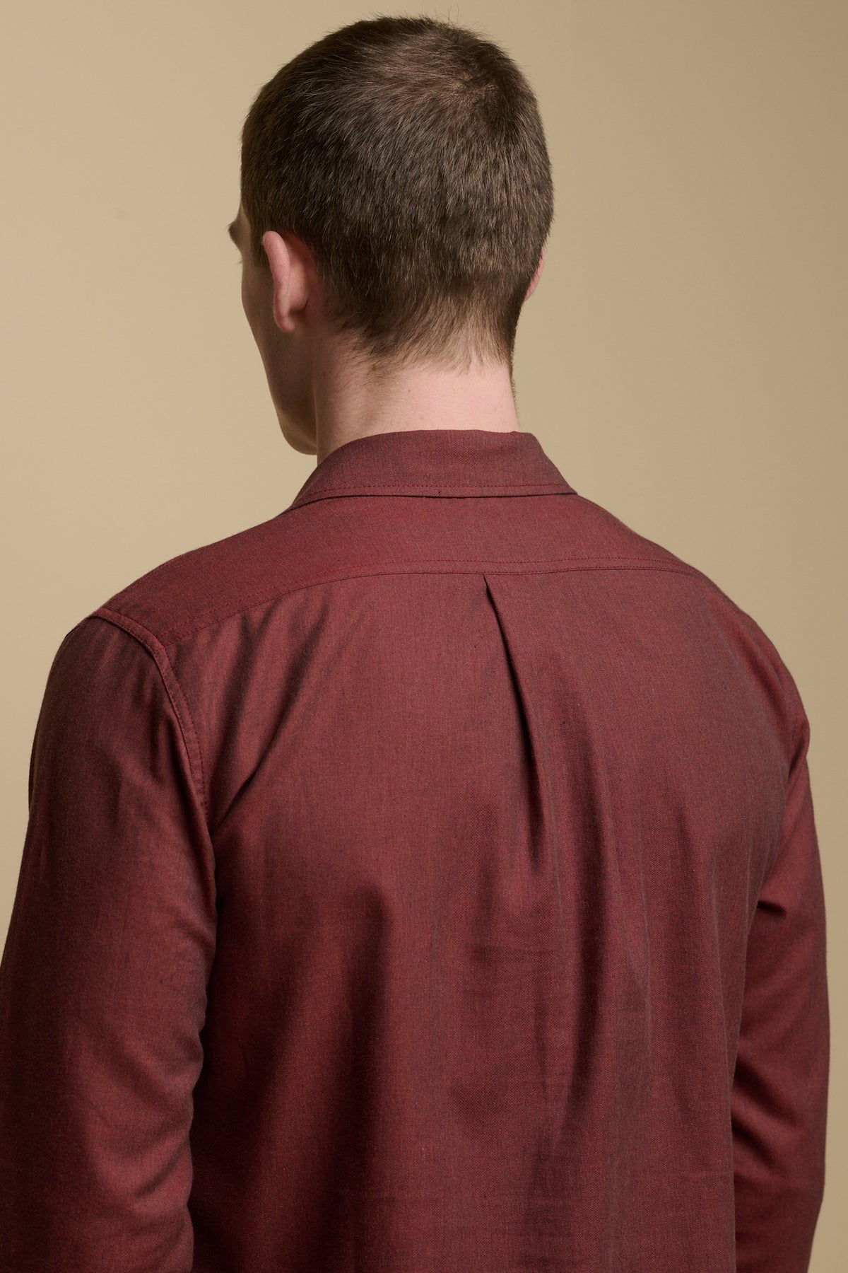 
            Close up of the back of brunet males shoulders wearing Oli shirt, back pleat detail