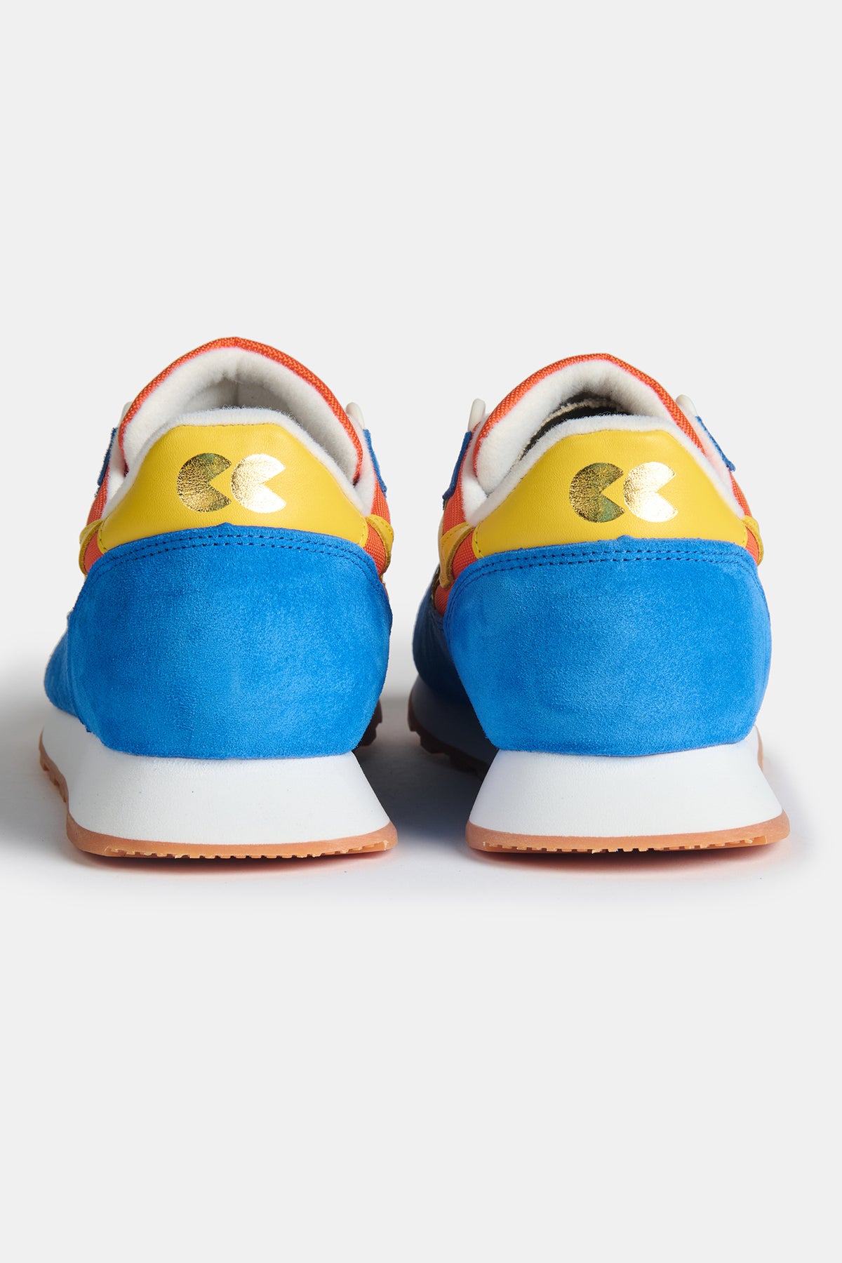 The bright cobalt and yellow heel of men's Parlick trainer in orange bright cobalt and yellow with golf foil CC logo