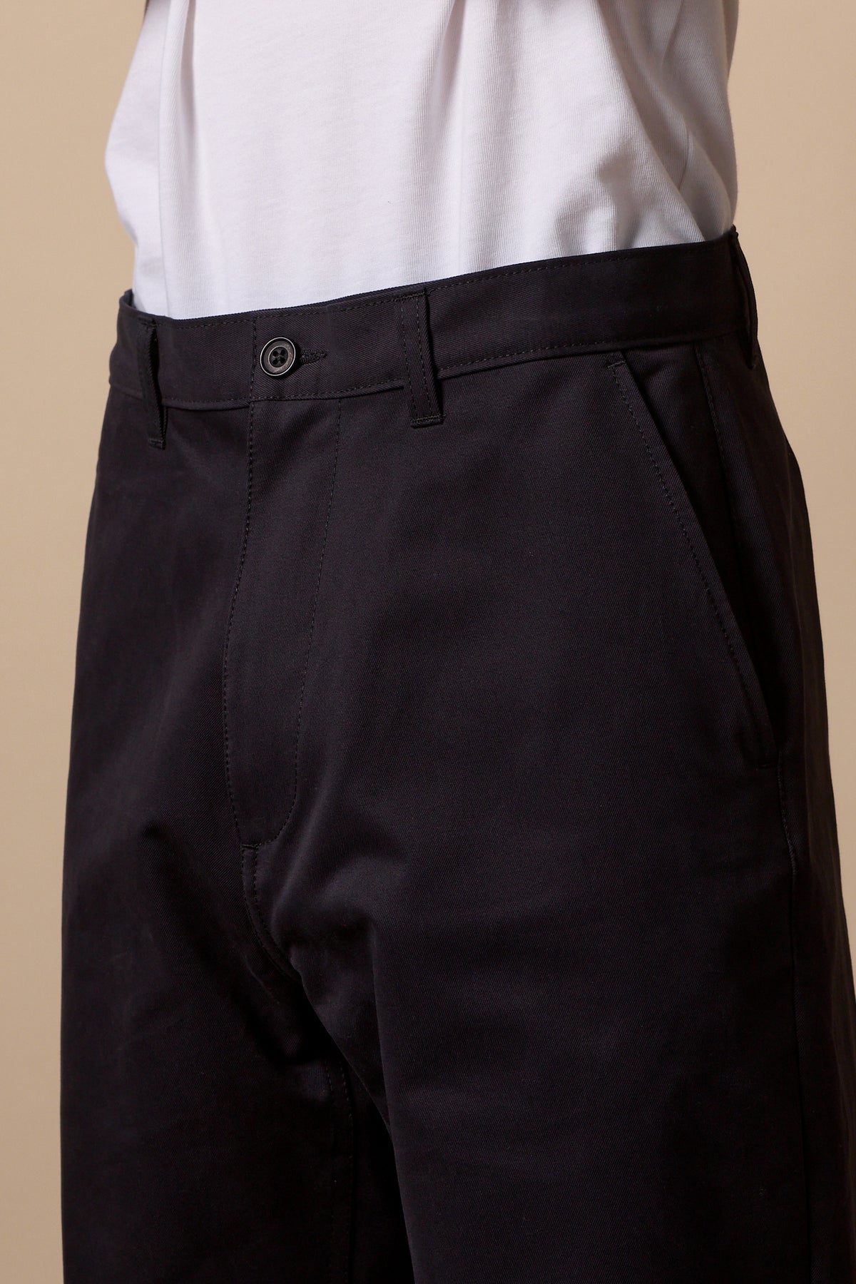 
            Front waistband detail, with belt loops and front pockets
