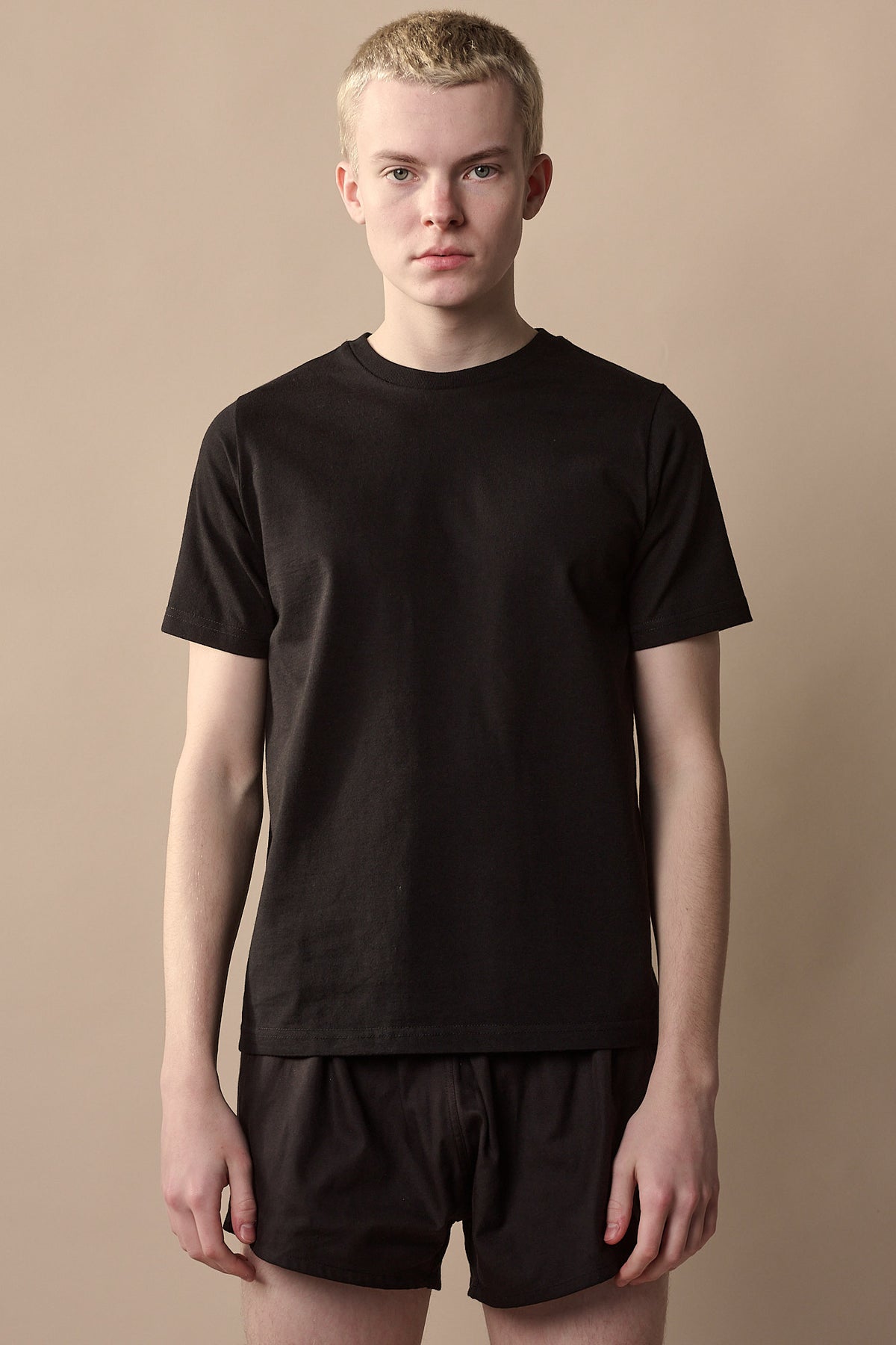 
            Thigh up image of white male wearing short sleeve t shirt plastic free in black 