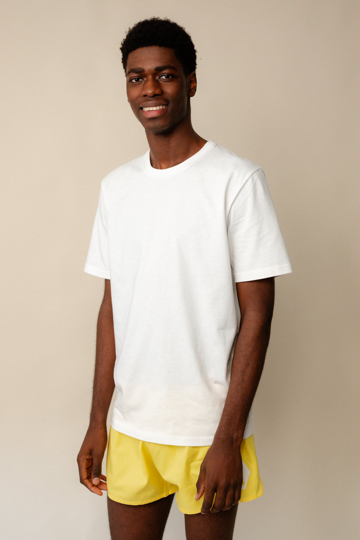 
            Thigh up image of male wearing men&#39;s short sleeve t shirt plastic free in white