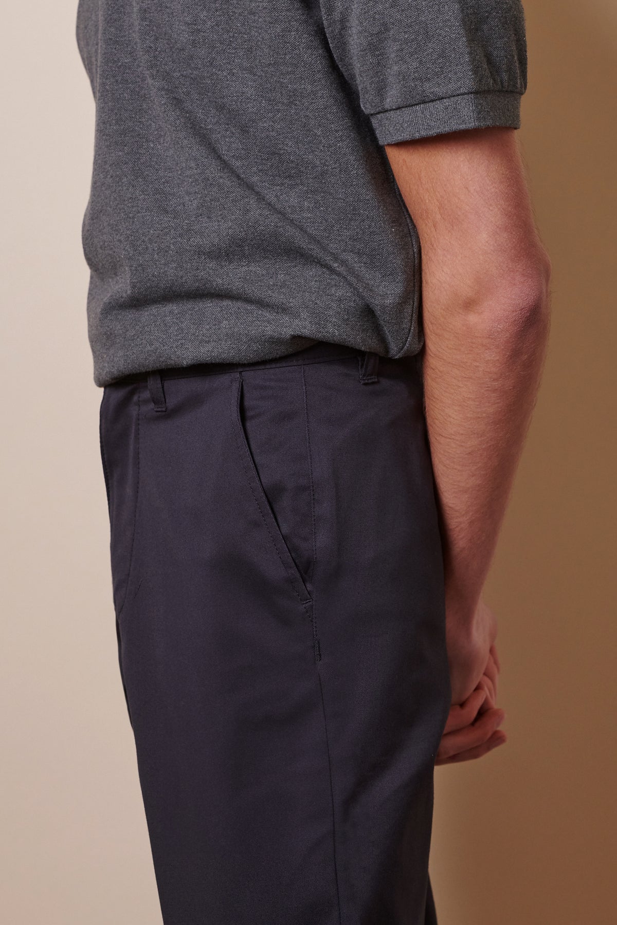 
            Front pocket and belt loops detail of men&#39;s Slim Stretch Chino Navy