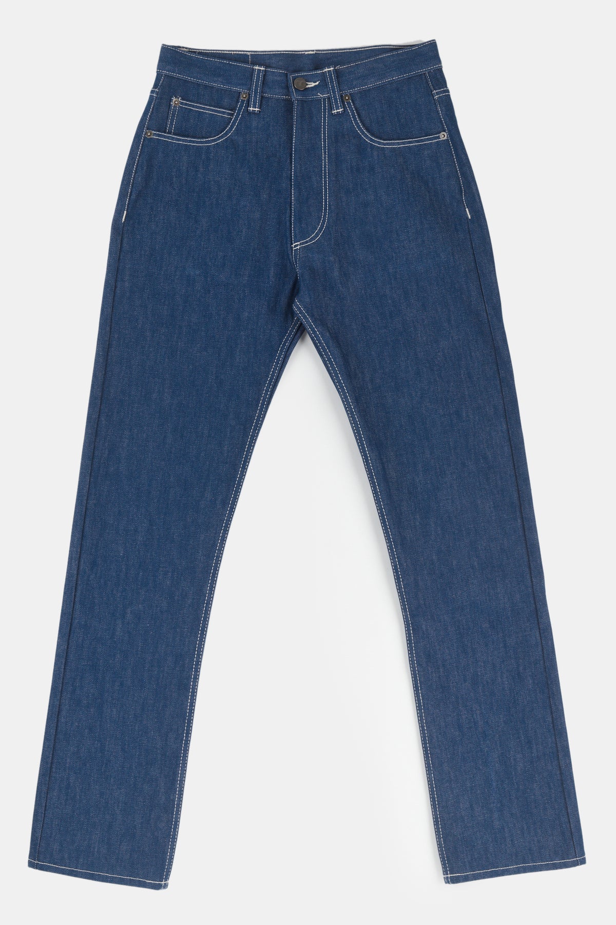 
            Flatlay of men&#39;s straight cut jeans in blue 