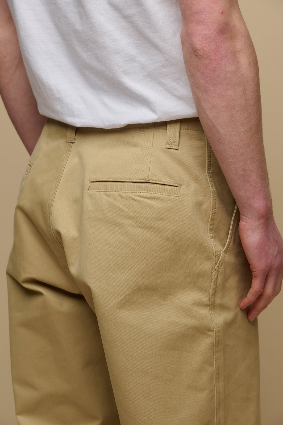 
            Close up shot of the back pocket detail on the men&#39;s field trousers in stone, belt loops on the waistband