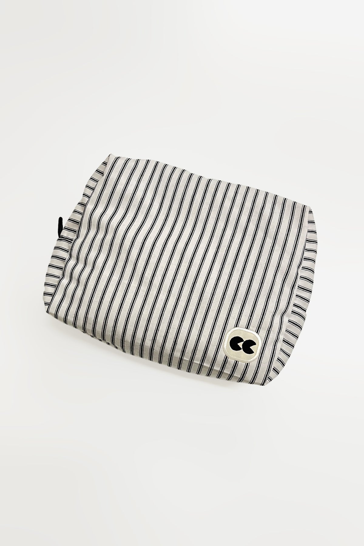 Pouch Medium- White/Black Stripe